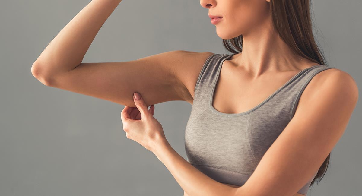 Mujer entrenando en el gimnasio