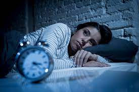 Mujer con insomnio despierta por la noche