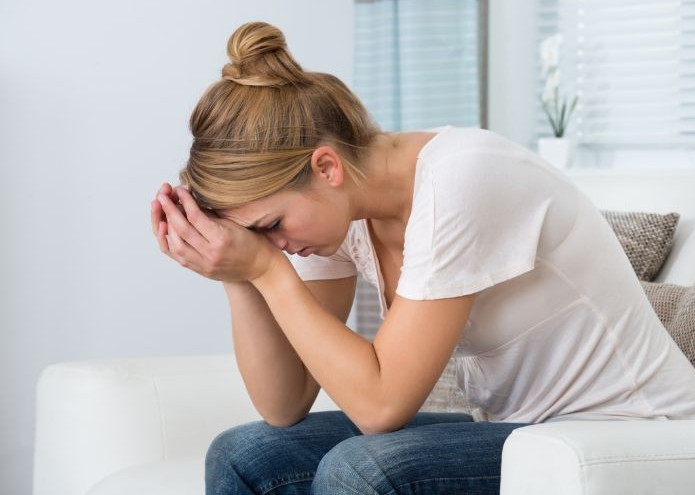 Mujer con agotamiento crónico